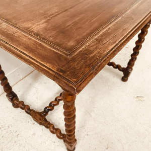 Notenhouten bijzettafel met kruisvormige poten, 19e eeuw