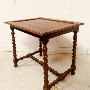 Table d'appoint en noyer, piètements croisillons, XIXe siècle