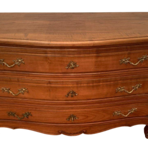 Notenhouten ladekast met een gebogen front in Provençaalse stijl, 18e eeuw.