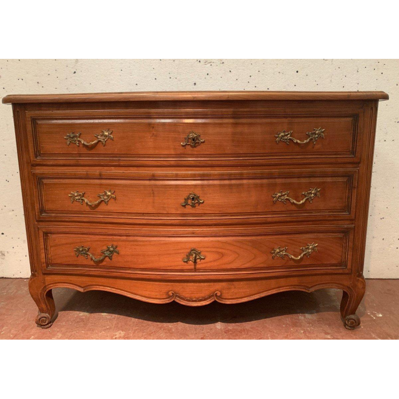 Commode en noyer à façade galbée de style Provençal, XVIIIᵉ siècle