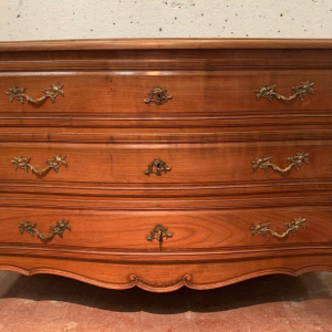 Commode en noyer à façade galbée de style Provençal, XVIIIᵉ siècle