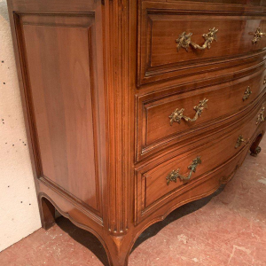 Notenhouten ladekast met een gebogen front in Provençaalse stijl, 18e eeuw.