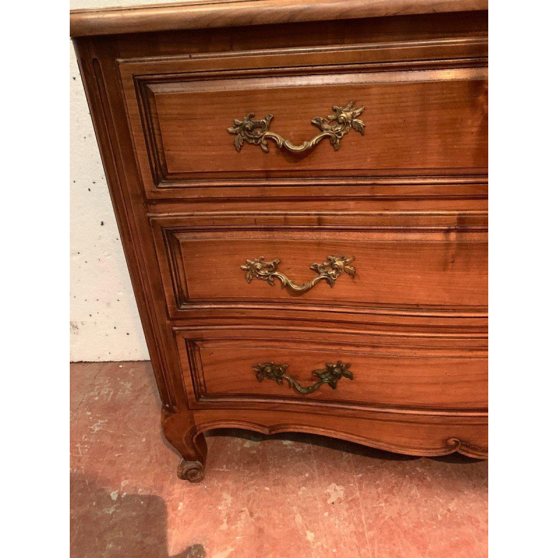 Walnut chest of drawers with a curved front in the Provençal style, 18th century