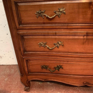 Commode en noyer à façade galbée de style Provençal, XVIIIᵉ siècle