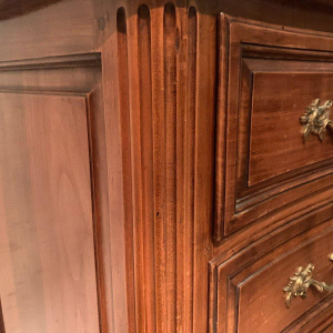 Notenhouten ladekast met een gebogen front in Provençaalse stijl, 18e eeuw.