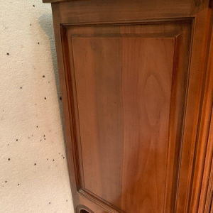 Notenhouten ladekast met een gebogen front in Provençaalse stijl, 18e eeuw.