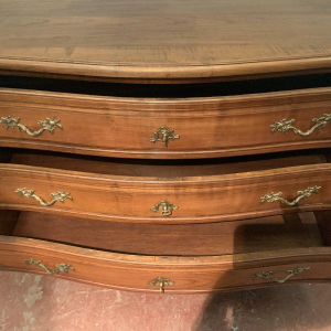 Commode en noyer à façade galbée de style Provençal, XVIIIᵉ siècle