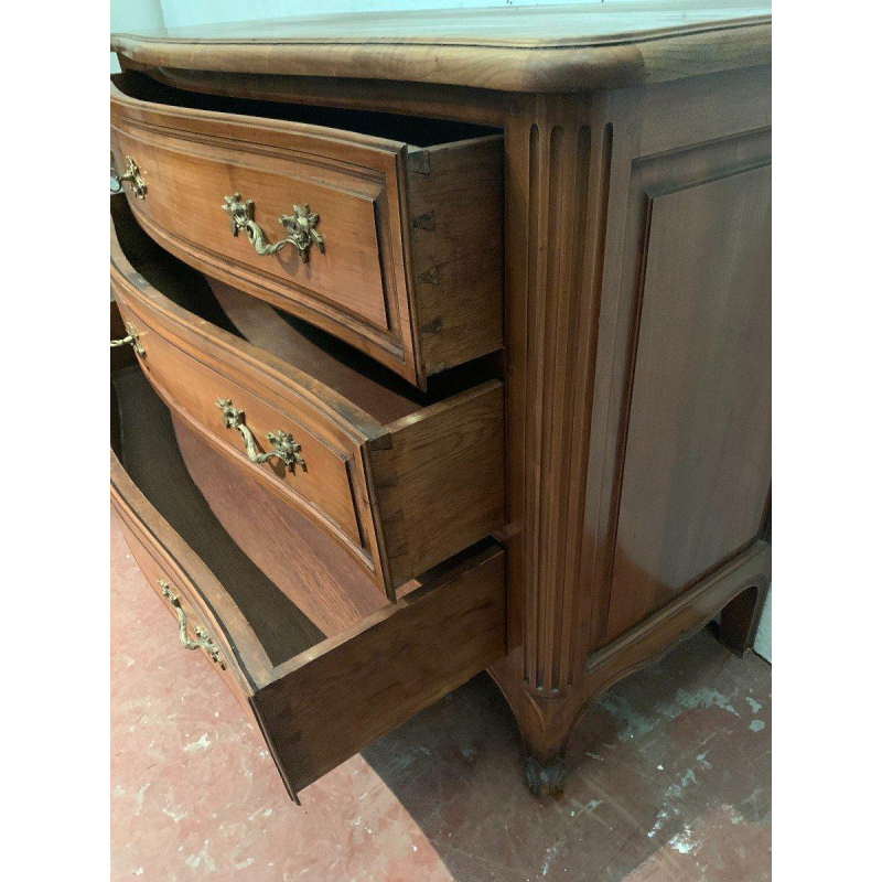 Walnut chest of drawers with a curved front in the Provençal style, 18th century