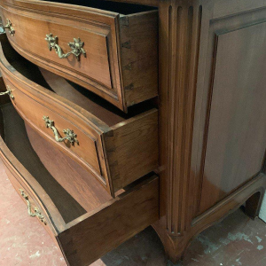 Commode en noyer à façade galbée de style Provençal, XVIIIᵉ siècle