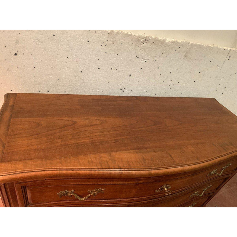 Notenhouten ladekast met een gebogen front in Provençaalse stijl, 18e eeuw.