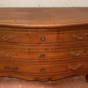 Commode en noyer à façade galbée de style Provençal, XVIIIᵉ siècle