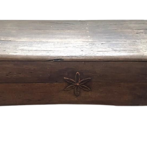 Massieve iepenhouten kist met sterdecoratie, 18e eeuw