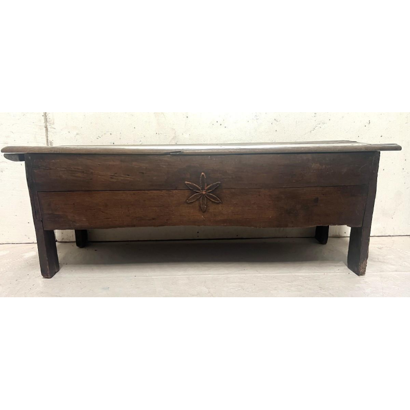 Massieve iepenhouten kist met sterdecoratie, 18e eeuw