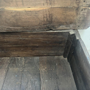 Massieve iepenhouten kist met sterdecoratie, 18e eeuw