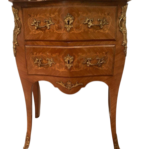Petite commode galbée en bois de placage et bronze de style Louis XV, XXᵉ siècle