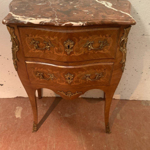 Kleine bolvormige commode van gefineerd hout en brons in Lodewijk XV-stijl, 20e eeuw.