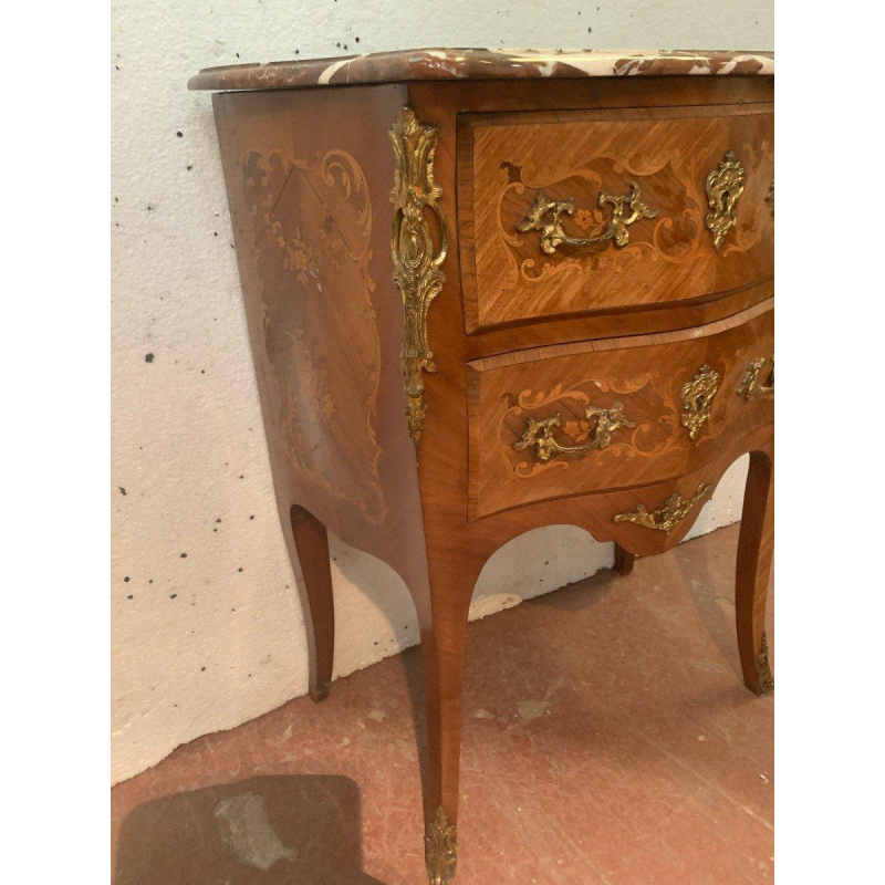 Petite commode galbée en bois de placage et bronze de style Louis XV, XXᵉ siècle