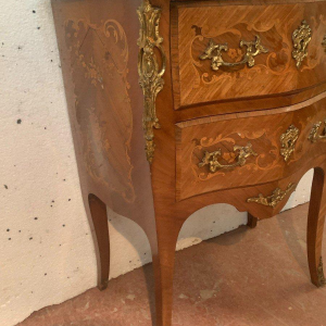 Petite commode galbée en bois de placage et bronze de style Louis XV, XXᵉ siècle