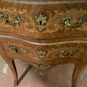 Kleine bolvormige commode van gefineerd hout en brons in Lodewijk XV-stijl, 20e eeuw.