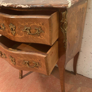 Petite commode galbée en bois de placage et bronze de style Louis XV, XXᵉ siècle