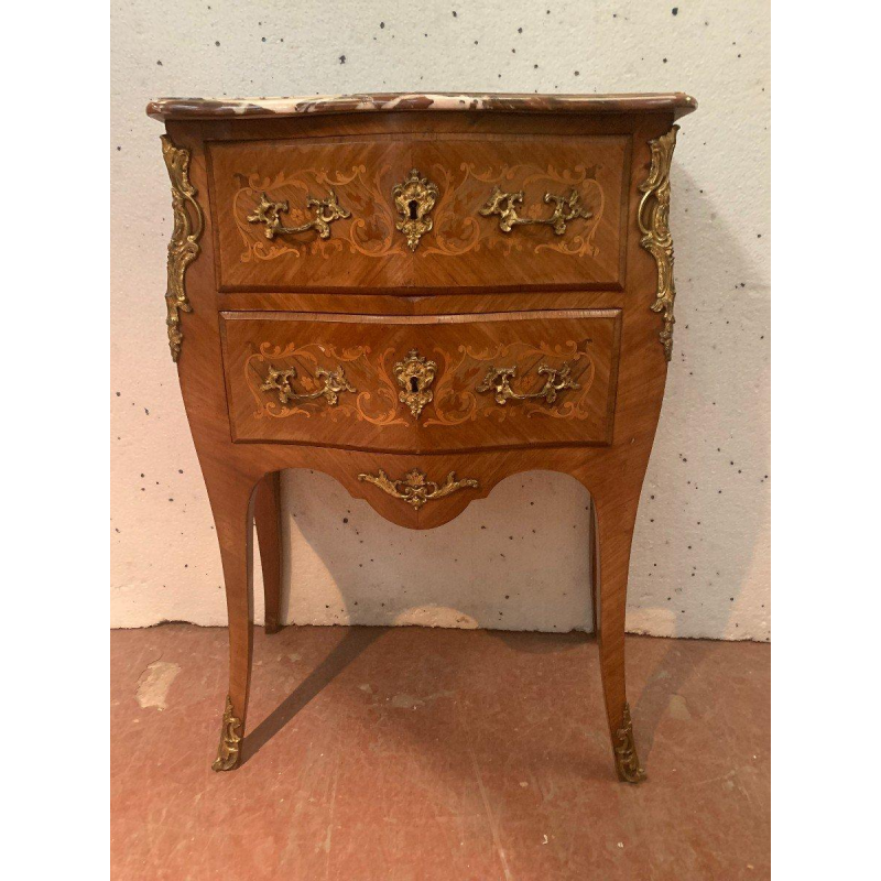 Petite commode galbée en bois de placage et bronze de style Louis XV, XXᵉ siècle