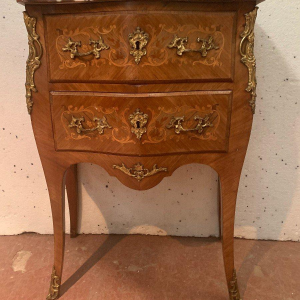 Petite commode galbée en bois de placage et bronze de style Louis XV, XXᵉ siècle