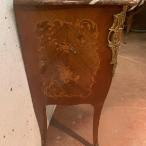 Small bombé commode in veneered wood and bronze in the Louis XV style, 20th century