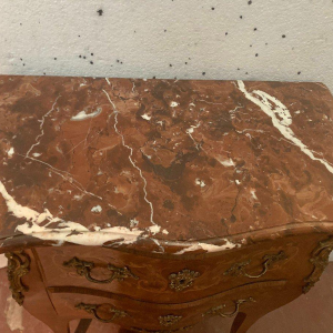 Petite commode galbée en bois de placage et bronze de style Louis XV, XXᵉ siècle