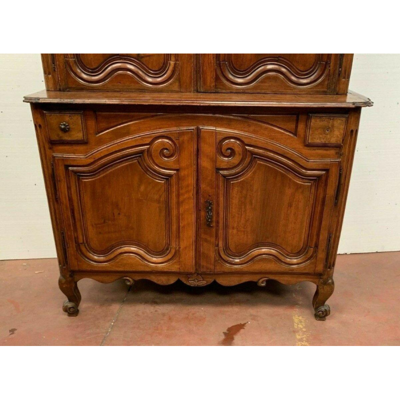 Tweedelig Louis XV-notenhouten buffetkast, 18e eeuw