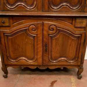 Two-part Louis XV walnut buffet, 18th century