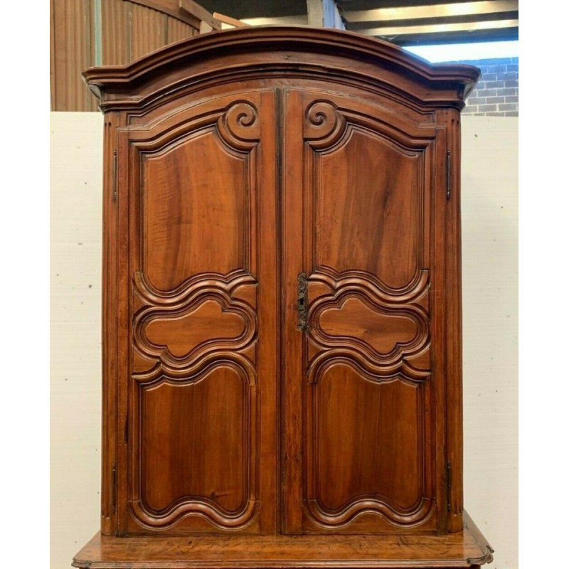 Two-part Louis XV walnut buffet, 18th century