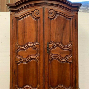 Tweedelig Louis XV-notenhouten buffetkast, 18e eeuw