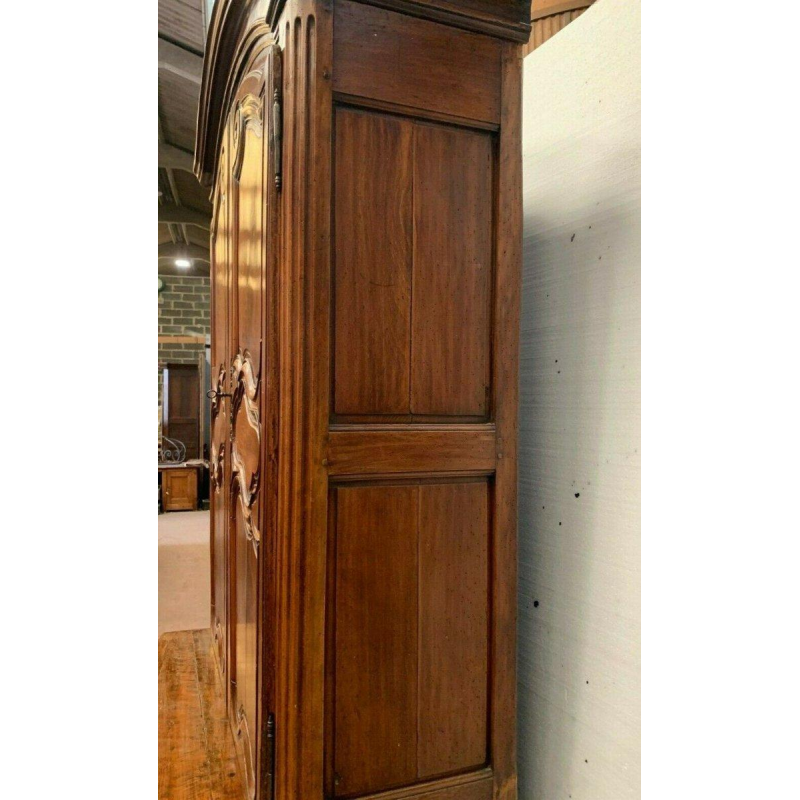 Two-part Louis XV walnut buffet, 18th century