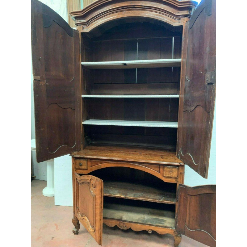 Buffet deux corps Louis XV en noyer, XVIIIᵉ siècle