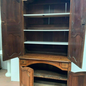 Buffet deux corps Louis XV en noyer, XVIIIᵉ siècle