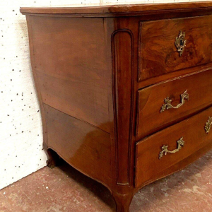 Commode Louis XV galbée en noyer massif, époque XVIIIᵉ siècle