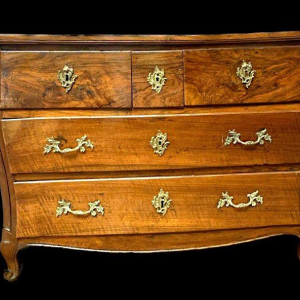 Commode in Louis XV-stijl met bolvormig dak, vervaardigd uit massief walnotenhout, 18e eeuw.