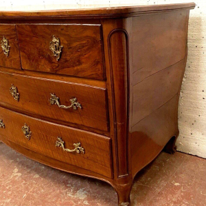 Commode in Louis XV-stijl met bolvormig dak, vervaardigd uit massief walnotenhout, 18e eeuw.