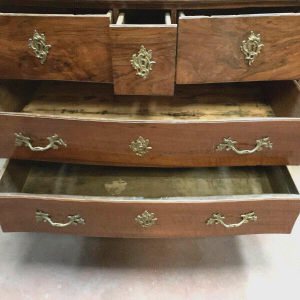 Commode Louis XV galbée en noyer massif, époque XVIIIᵉ siècle