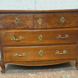 Commode in Louis XV-stijl met bolvormig dak, vervaardigd uit massief walnotenhout, 18e eeuw.