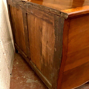 Commode in Louis XV-stijl met bolvormig dak, vervaardigd uit massief walnotenhout, 18e eeuw.