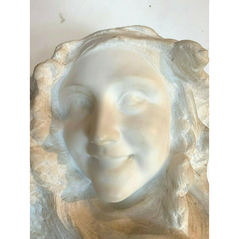 Professor Pattarino's sculptuur "Lachende vrouw" van Carrara-marmer, Italië, 20e eeuw.