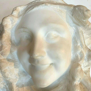 Prof Pattarino "Femme souriante" sculpture en marbre de Carrare, Italie XXᵉ siècle