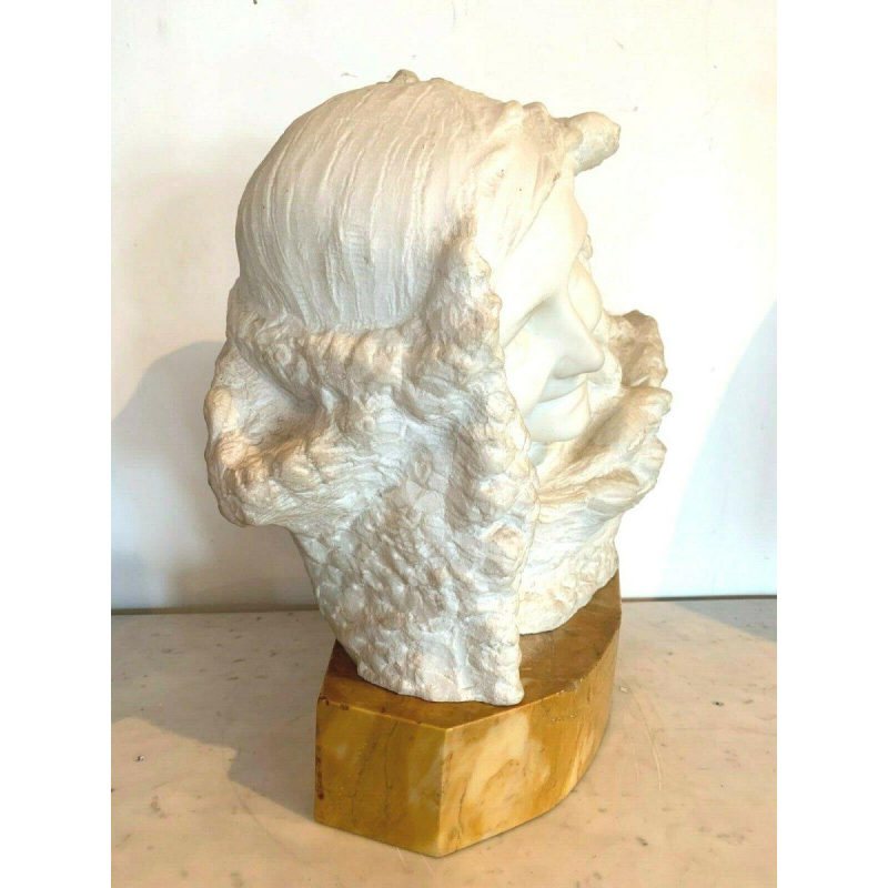 Prof Pattarino "Femme souriante" sculpture en marbre de Carrare, Italie XXᵉ siècle