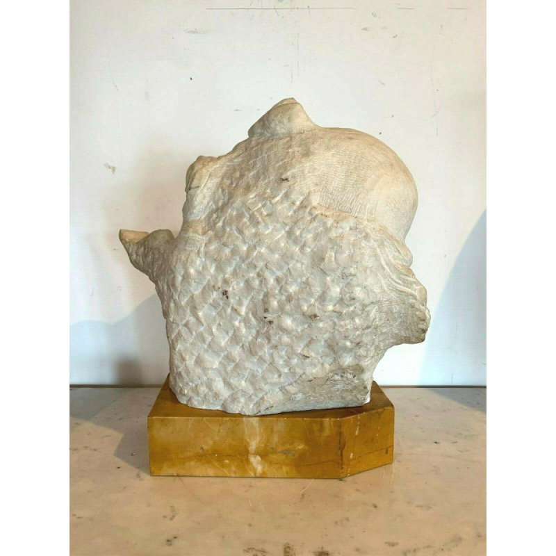 Professor Pattarino's sculptuur "Lachende vrouw" van Carrara-marmer, Italië, 20e eeuw.