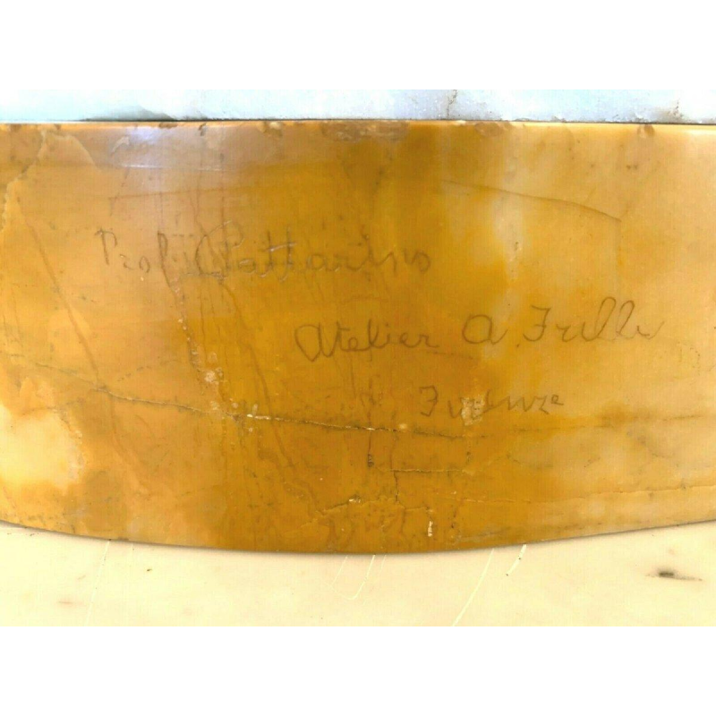 Professor Pattarino's sculptuur "Lachende vrouw" van Carrara-marmer, Italië, 20e eeuw.