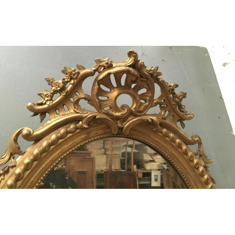 Ovale spiegel uit de tijd van Lodewijk XV met fronton, hout en verguld stucwerk, facetgeslepen glas, Napoleon III