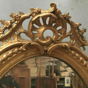 Ovale spiegel uit de tijd van Lodewijk XV met fronton, hout en verguld stucwerk, facetgeslepen glas, Napoleon III