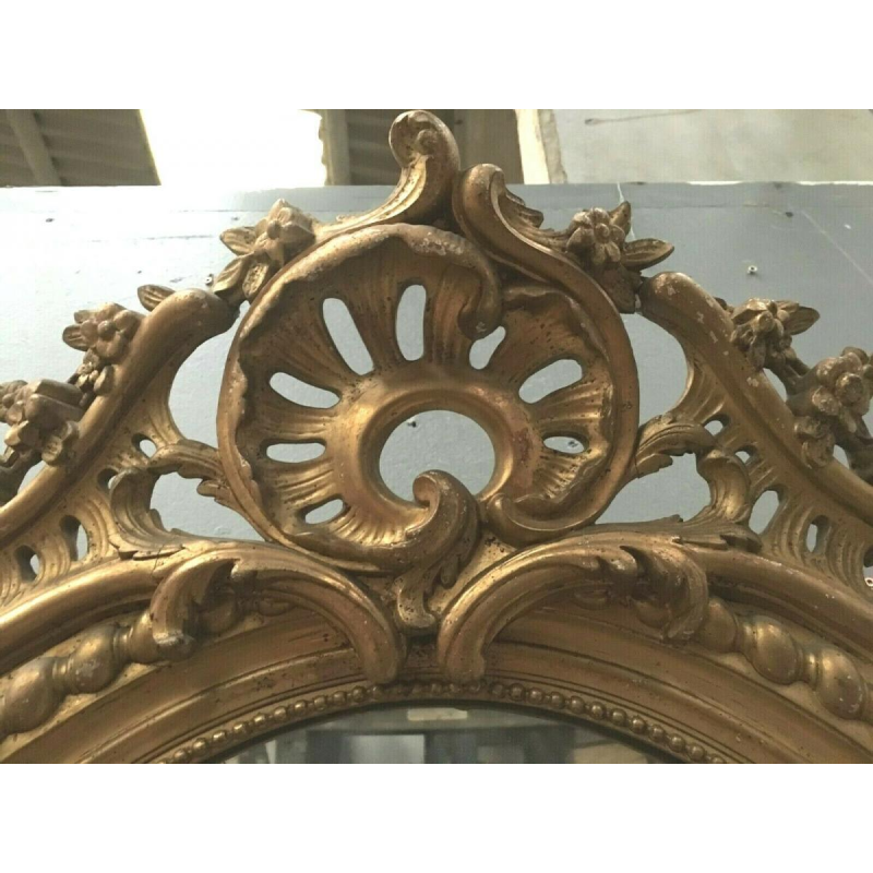 Ovale spiegel uit de tijd van Lodewijk XV met fronton, hout en verguld stucwerk, facetgeslepen glas, Napoleon III