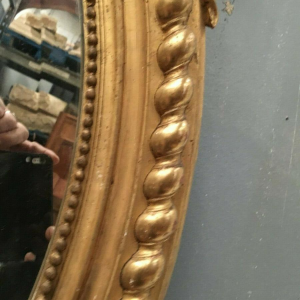 Ovale spiegel uit de tijd van Lodewijk XV met fronton, hout en verguld stucwerk, facetgeslepen glas, Napoleon III